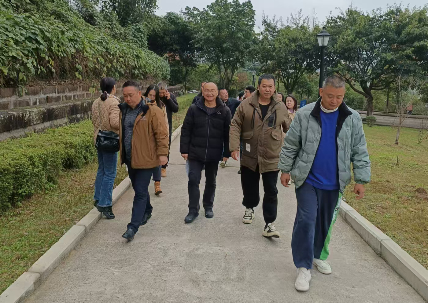 保障工会开展松林山健步走游园活动