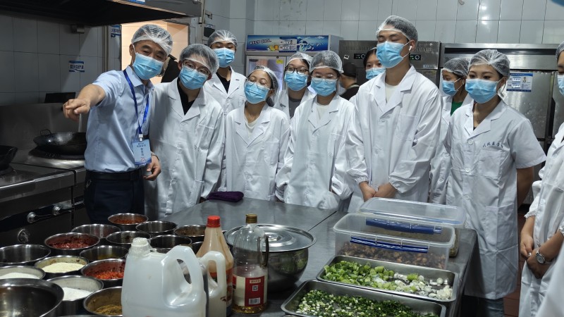 后勤管理处组织开展学生食堂后厨开放日活动