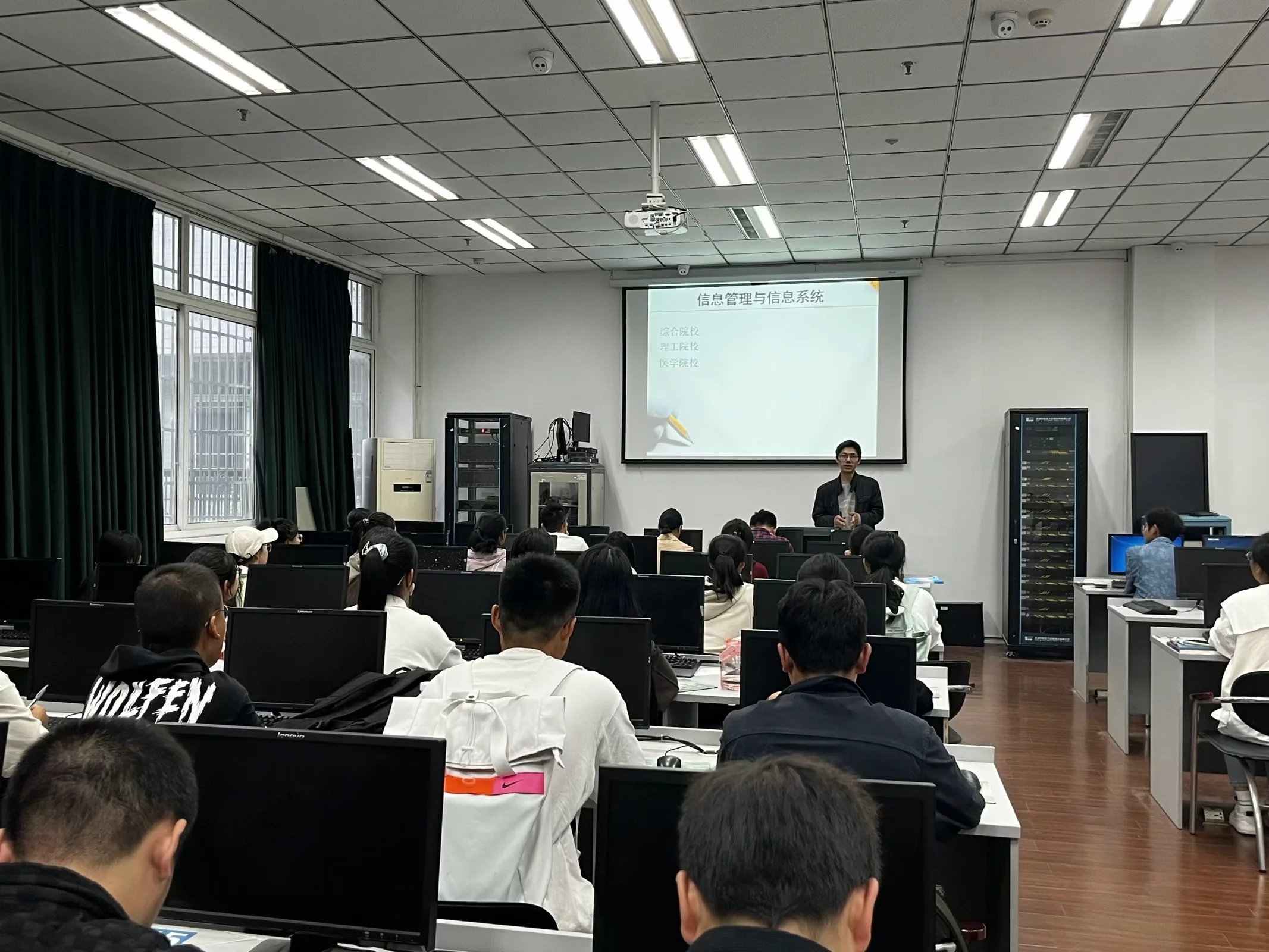 信息管理与信息系统专业举行新生见面会
