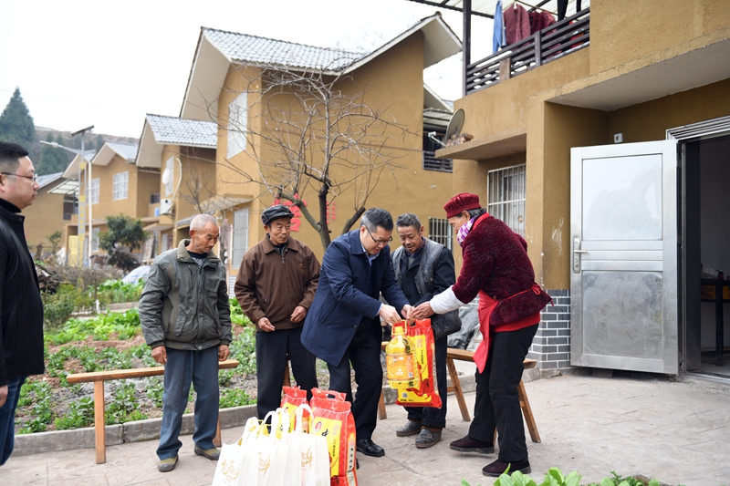 学校领导春节前赴千坵村走访慰问结对帮扶贫困群众