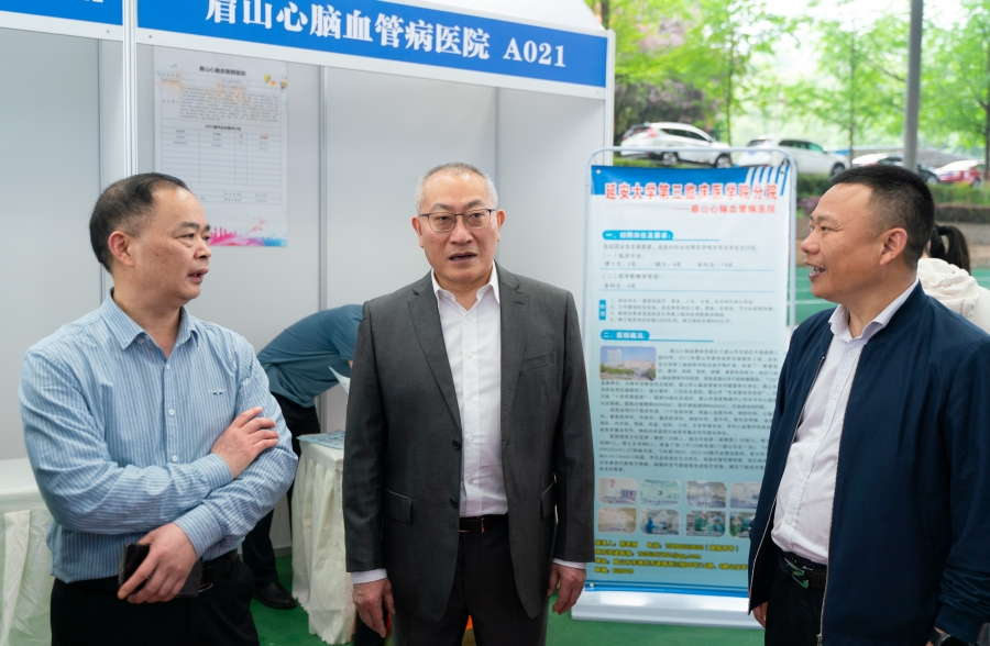学校举办“万企进校园”系列活动暨2023届毕业生春季大型双选会