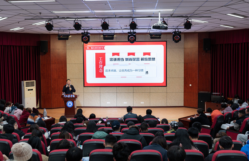 四川师范大学学工部余天威做客我校基层团干部培训班