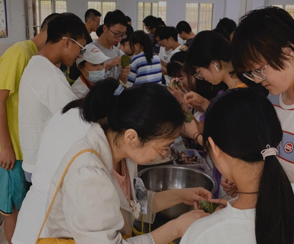 粽叶飘香迎端午 食堂真情暖学子