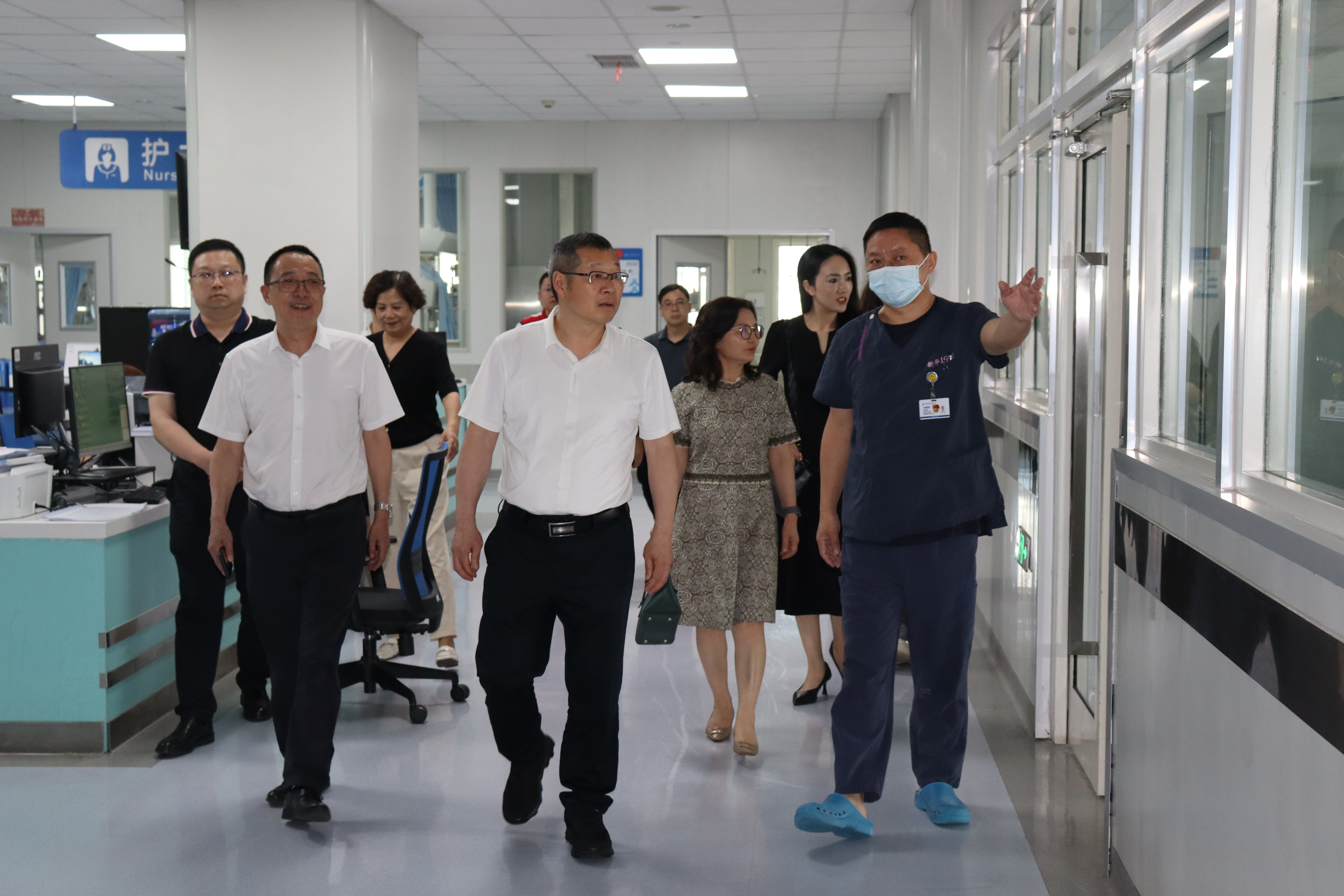 校领导带队到附属成都新华医院考察调研