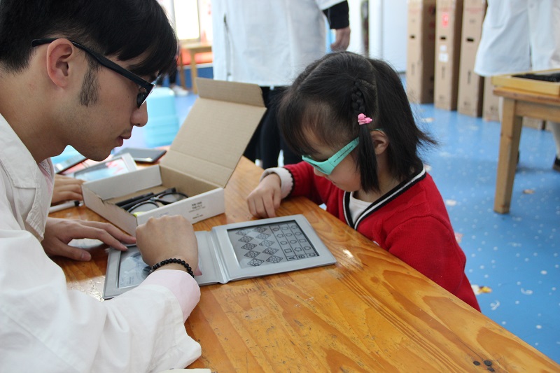 眼视光学系开展“第十三届金视活动之明眸行动”爱眼日活动