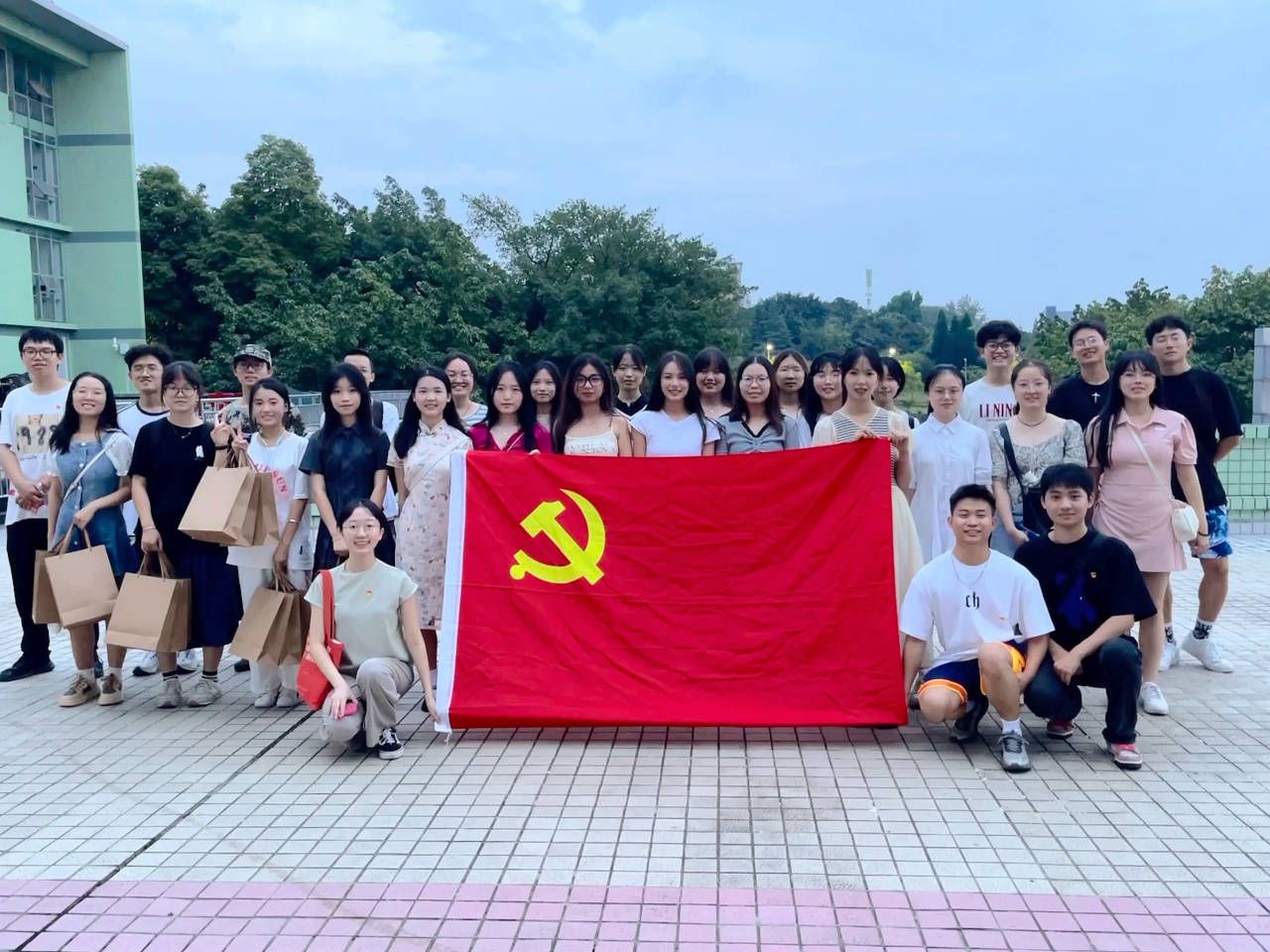 口腔医学系党总支顺利开展“情暖新生，寝室慰问” 主题党日活动