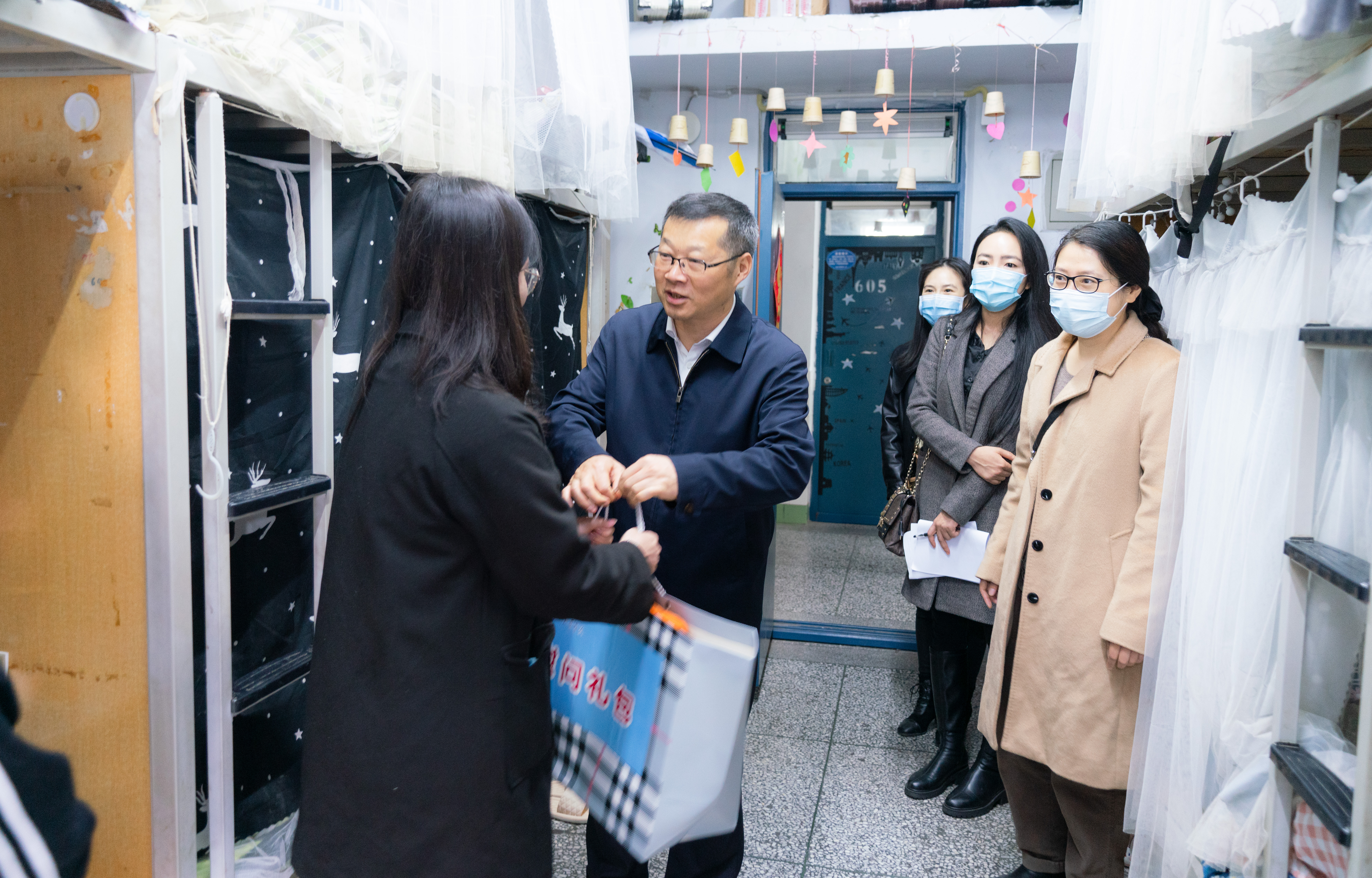 校领导深入学生宿舍走访慰问
