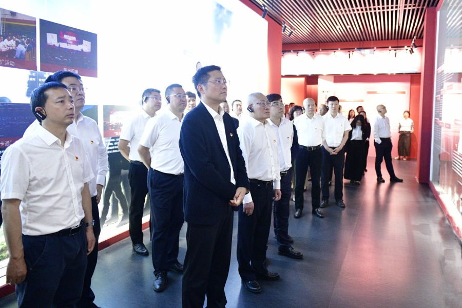 学校举行党纪学习教育读书班暨党委理论学习中心组专题学习研讨会