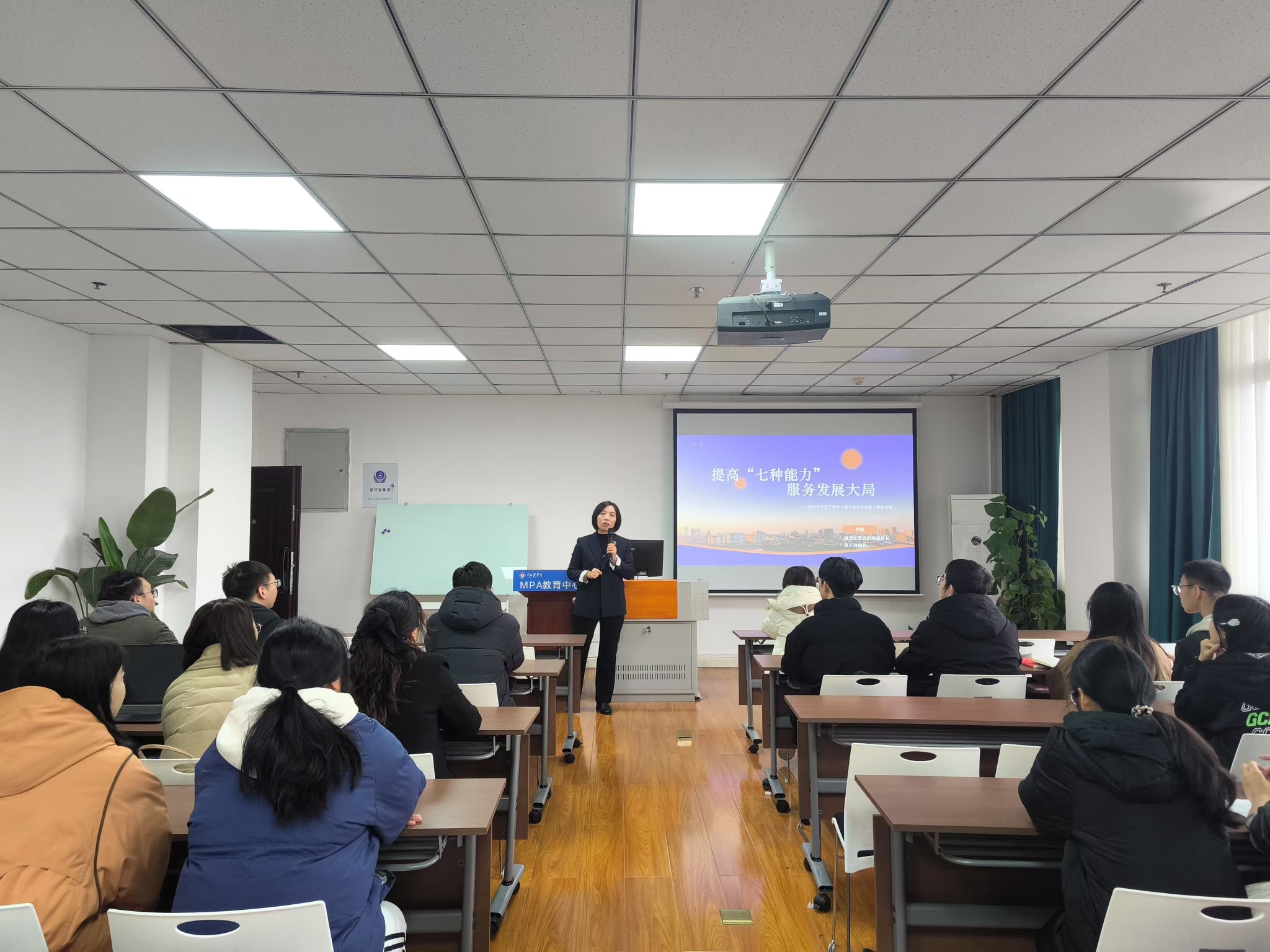 南充市委组织部副部长、老干部局局长许琪为MPA研究生作专题讲座