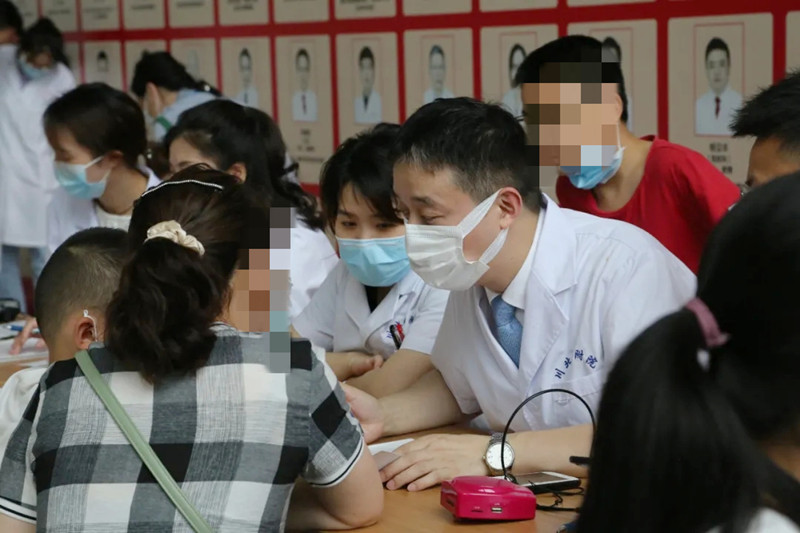 中国流动留守儿童矮身材疾病研究和能力建设项目定点医院暨“天使童行”专项基金定点医院在我校附属医院揭牌