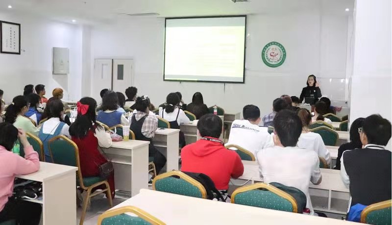 口腔医学系开展学生科创分享交流指导会