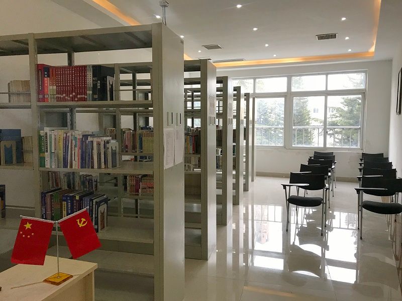 口腔医学系党总支开展“满腔热忱建求是，脚踏实地办实事”主题党日活动