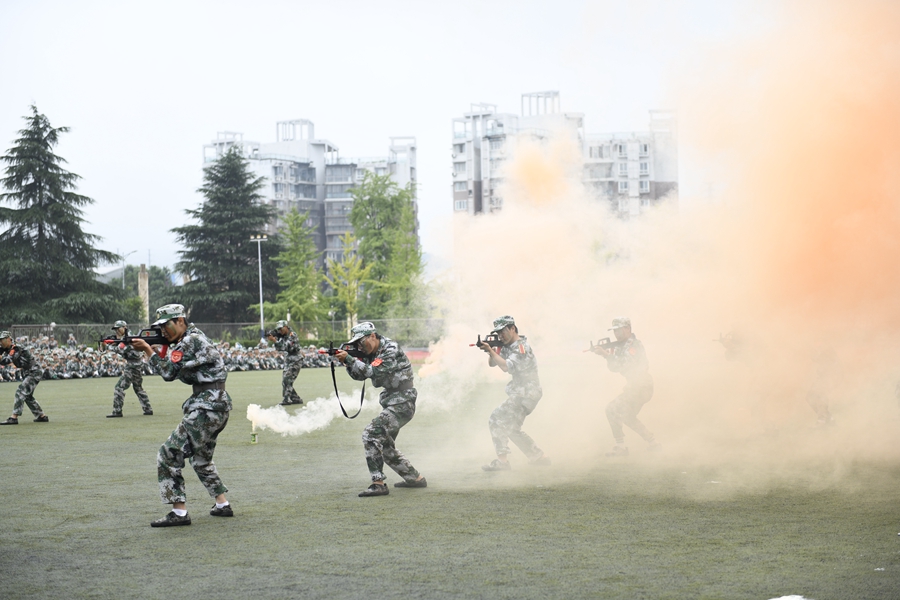 展飒爽军姿 铸青春斗志 我校举行2021年军训总结大会