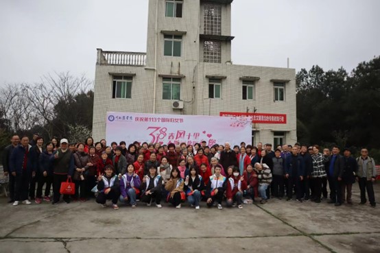 学校举办庆“三八”离退休女职工游园活动