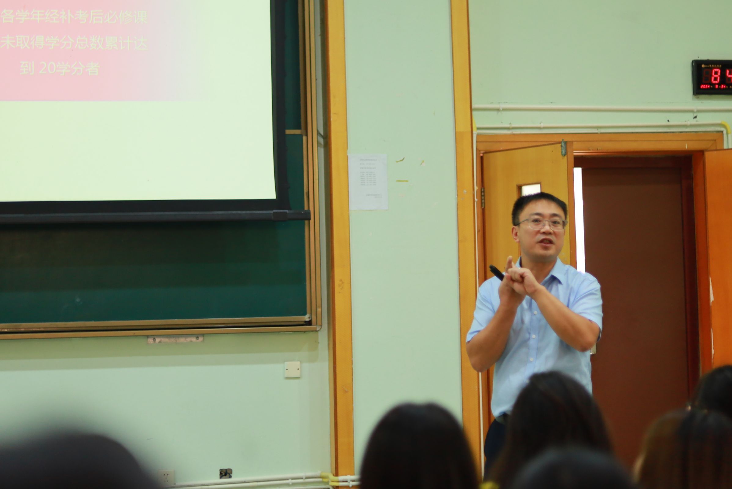 药学院开展新生学业管理及实验室安全教育讲座