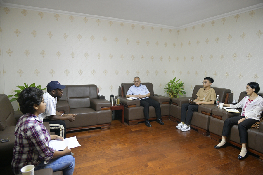 解难题 办实事 杜勇接待来访师生