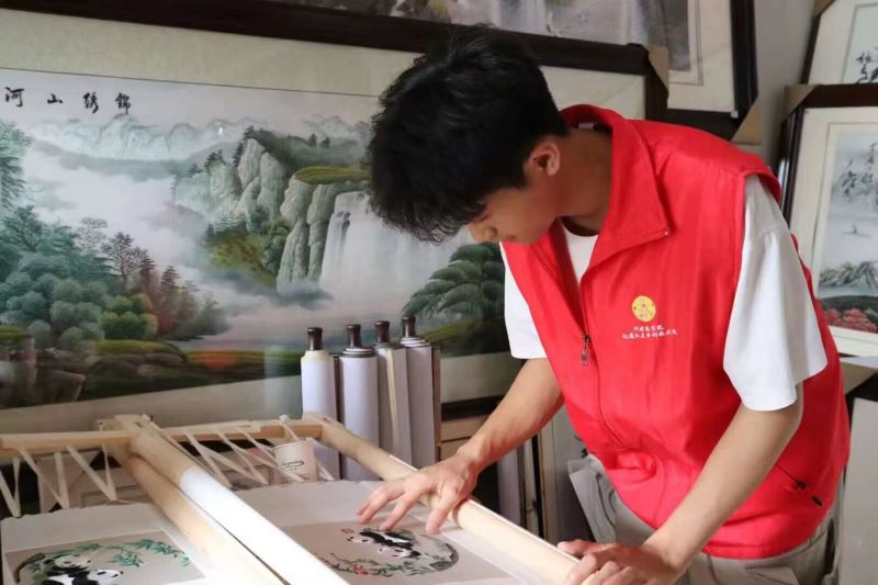 妙针织梦，蜀绣映辉