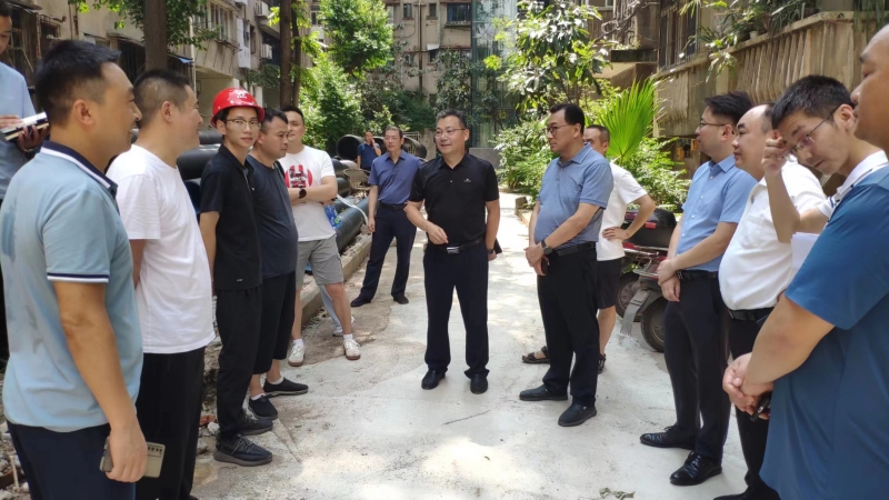 校领导组织召开加快推进学校老旧小区改造项目现场办公会