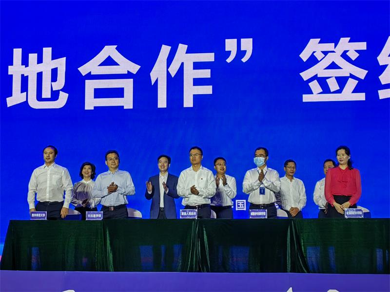 学校与达州市渠县人民政府签署战略合作框架协议