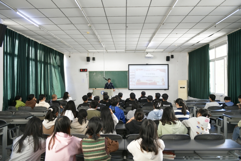 学校举行消防应急疏散演练