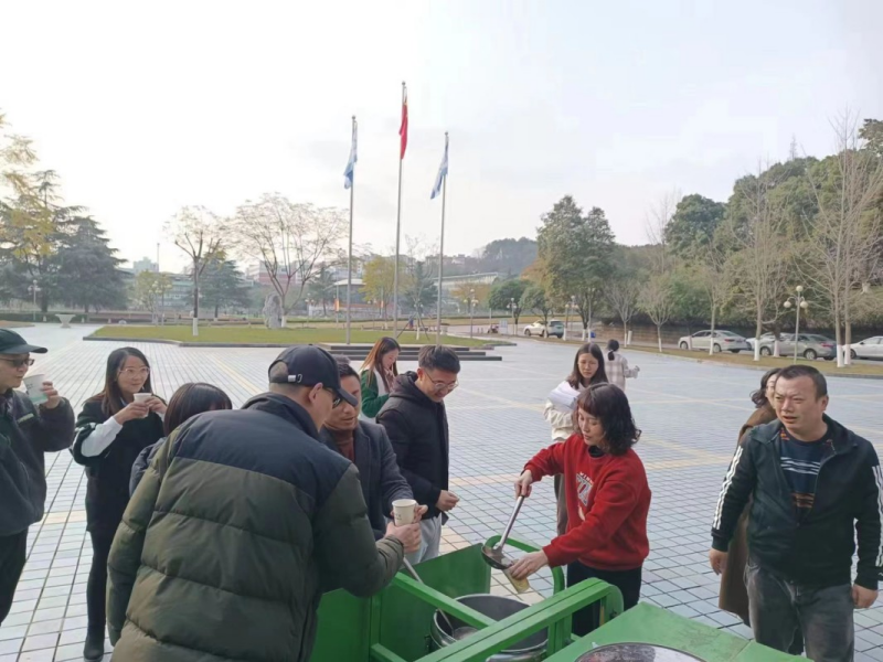 后勤管理处为全校师生免费熬制预防甲流的中药汤剂