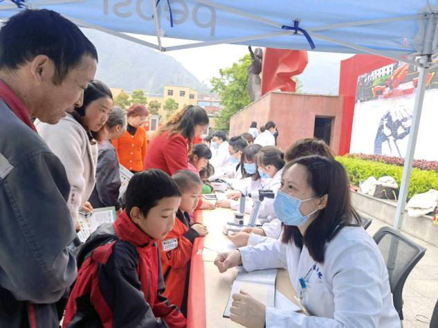 眼视光学系赴映秀镇开展义诊活动