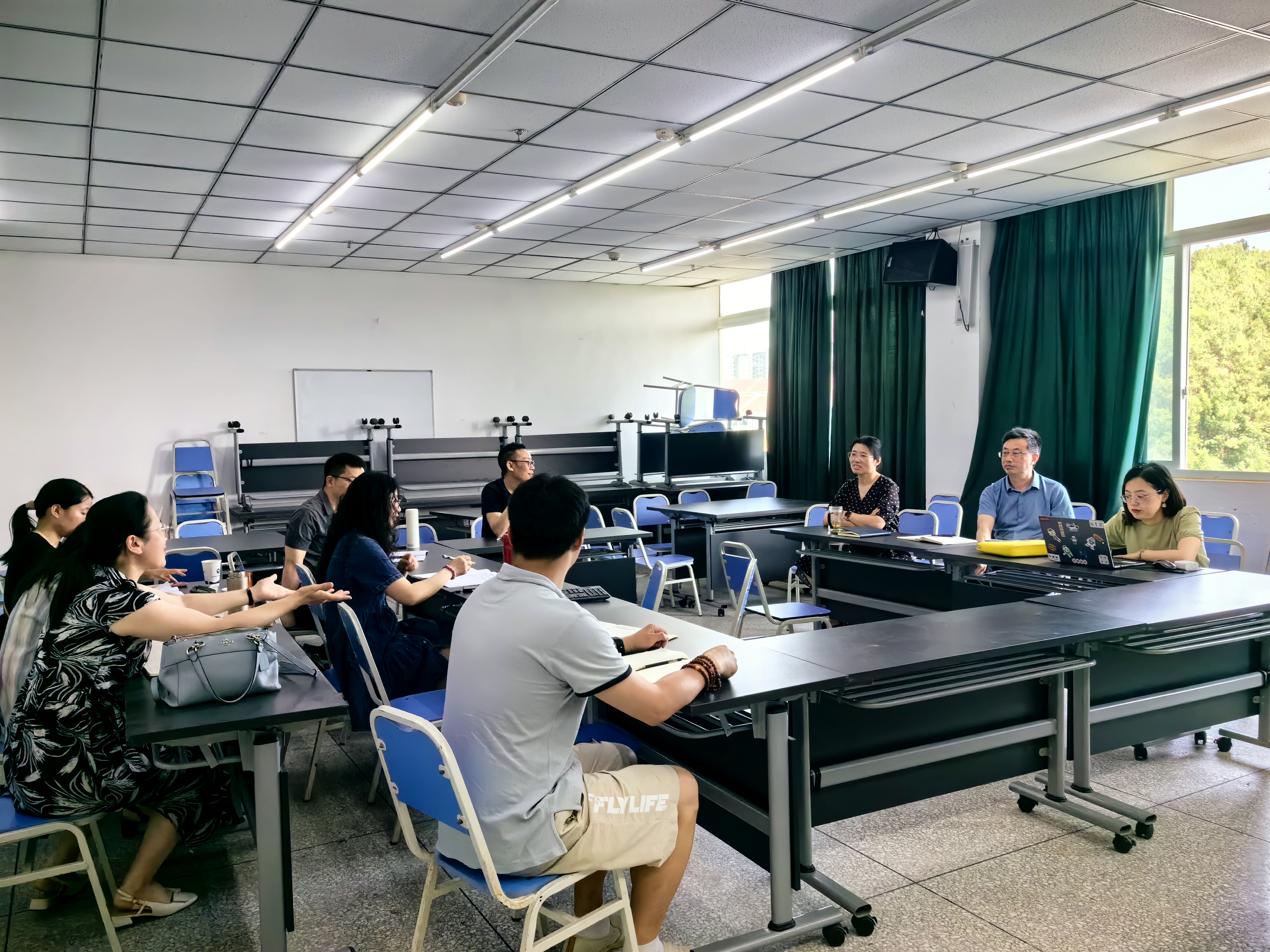 外国语言文化系召开本科教育教学审核评估整改方案讨论会