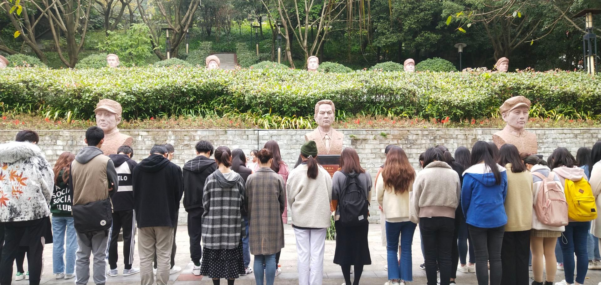 缅怀先烈爱国魂 幸福不忘英雄史