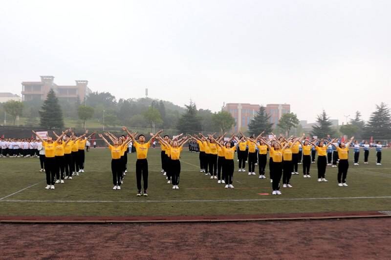 口腔医学系代表队卫冕全校体操比赛一等奖