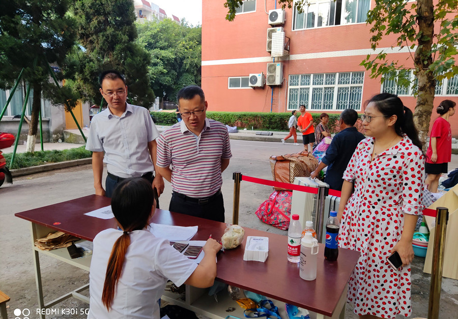 校领导带队深入走访顺庆校区学生宿舍同学