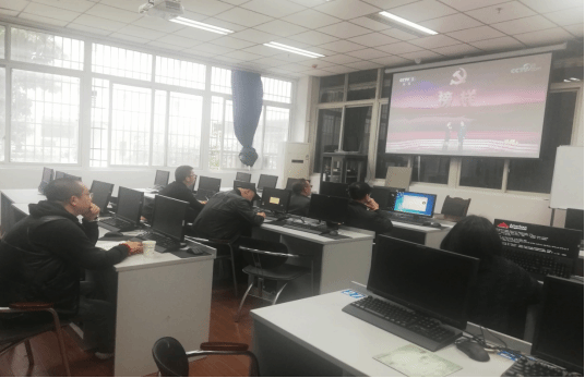 现代教育技术中心集中收看《榜样5》