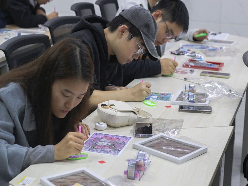 精神卫生学院举办“点钻成画，闪耀时光”钻石画活动