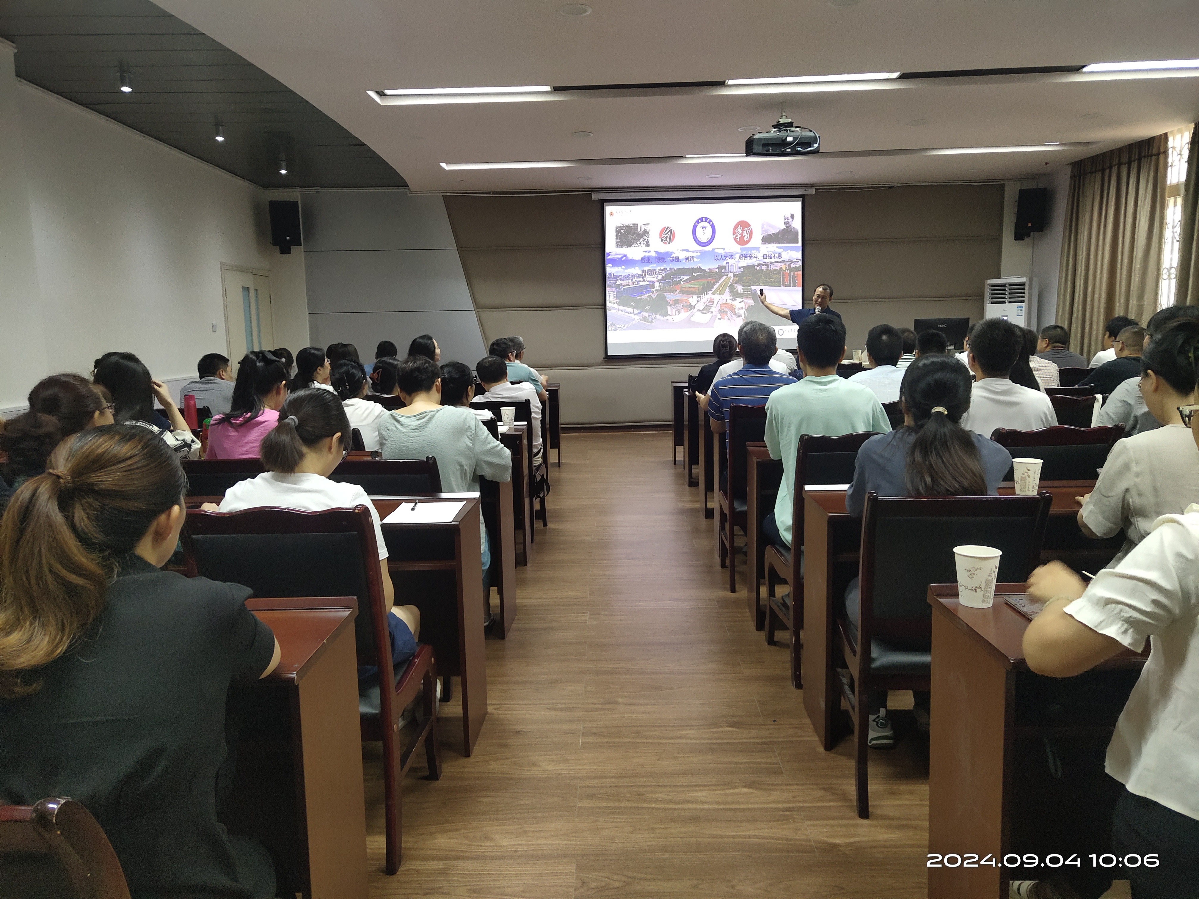 南方医科大学董为人教授应邀为我校教师作“医护一流课程设计”专题讲座