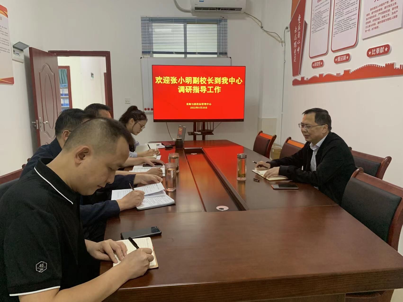 副校长张小明来我中心调研指导工作