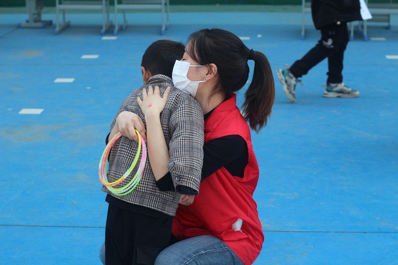 护理学院党员先锋志愿服务队开展“手牵手心连心·一起向未来”主题志愿服务活动