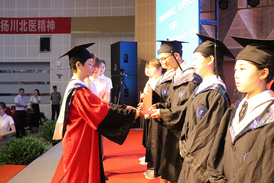 学校举行2020届学生毕业典礼暨授位仪式