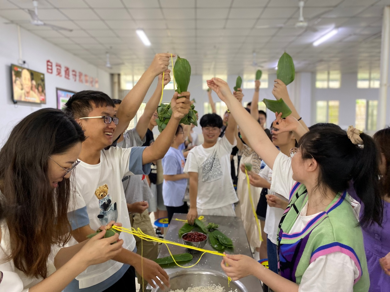 后请管理处教职工与学生同包粽子共庆端午