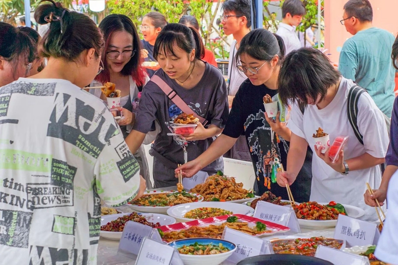 我校第三届美食文化节开幕