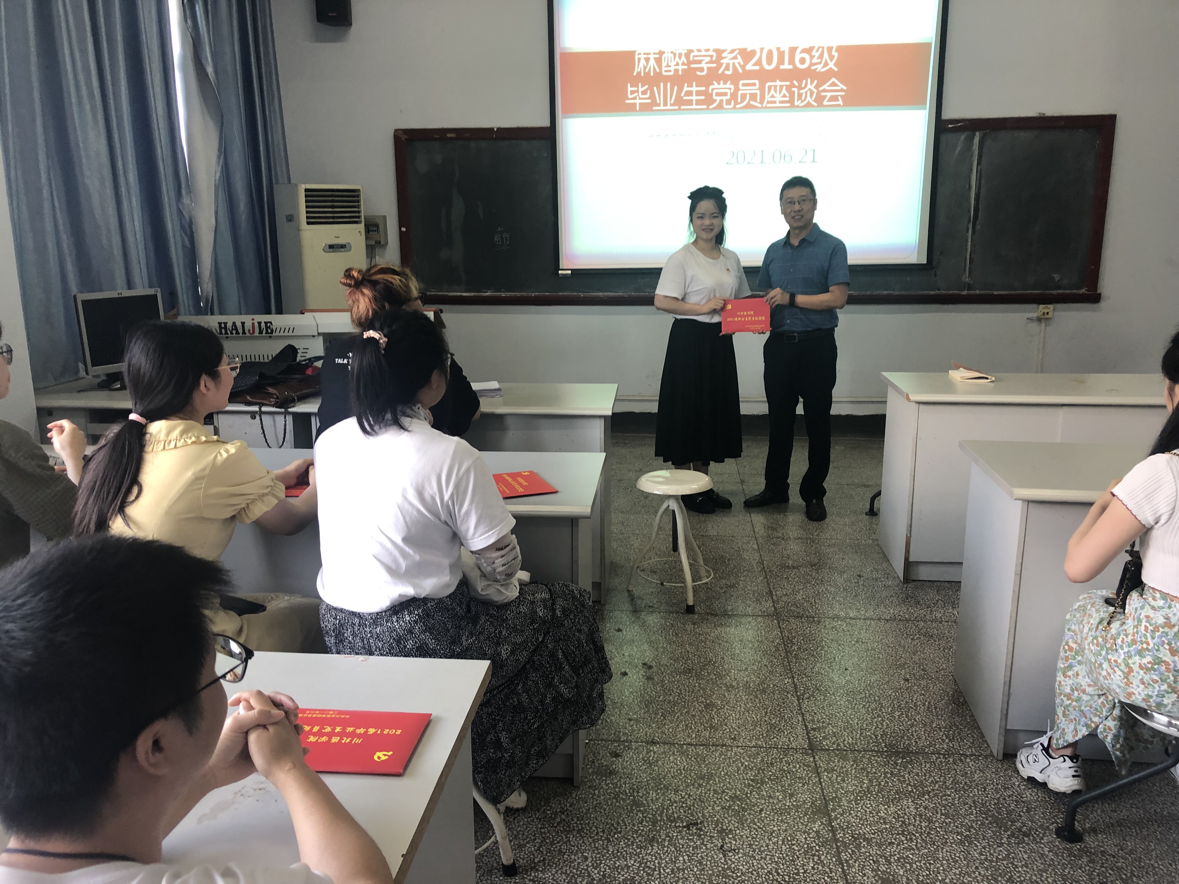 麻醉学系党总支召开毕业生党员座谈会