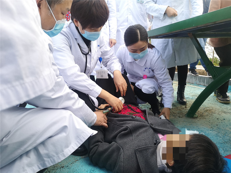 突发!村民晕倒 幸好!我院专家正在旁边义诊