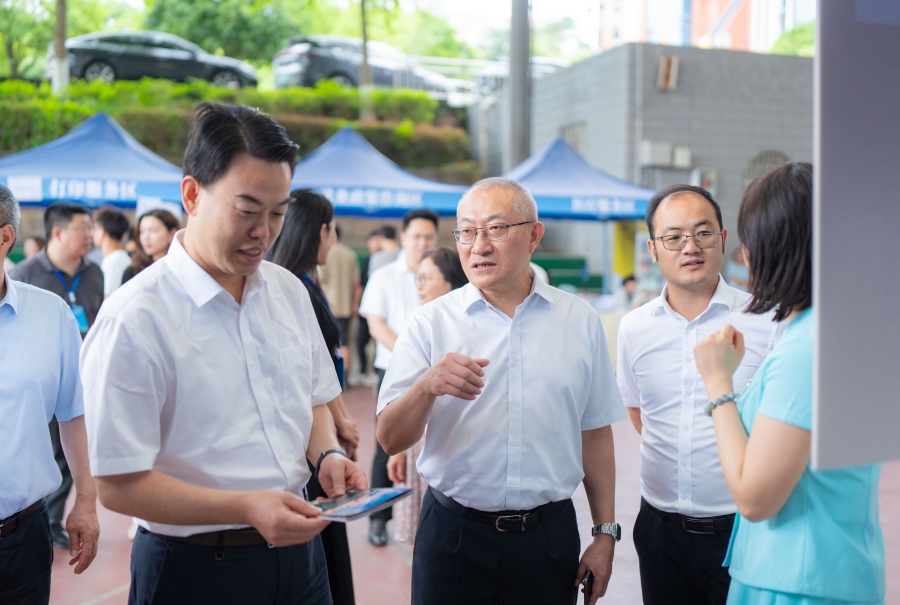 学校举办2024年乡村振兴重点帮扶县医疗卫生人才专场招聘会暨2024届毕业生就业夏季双选会