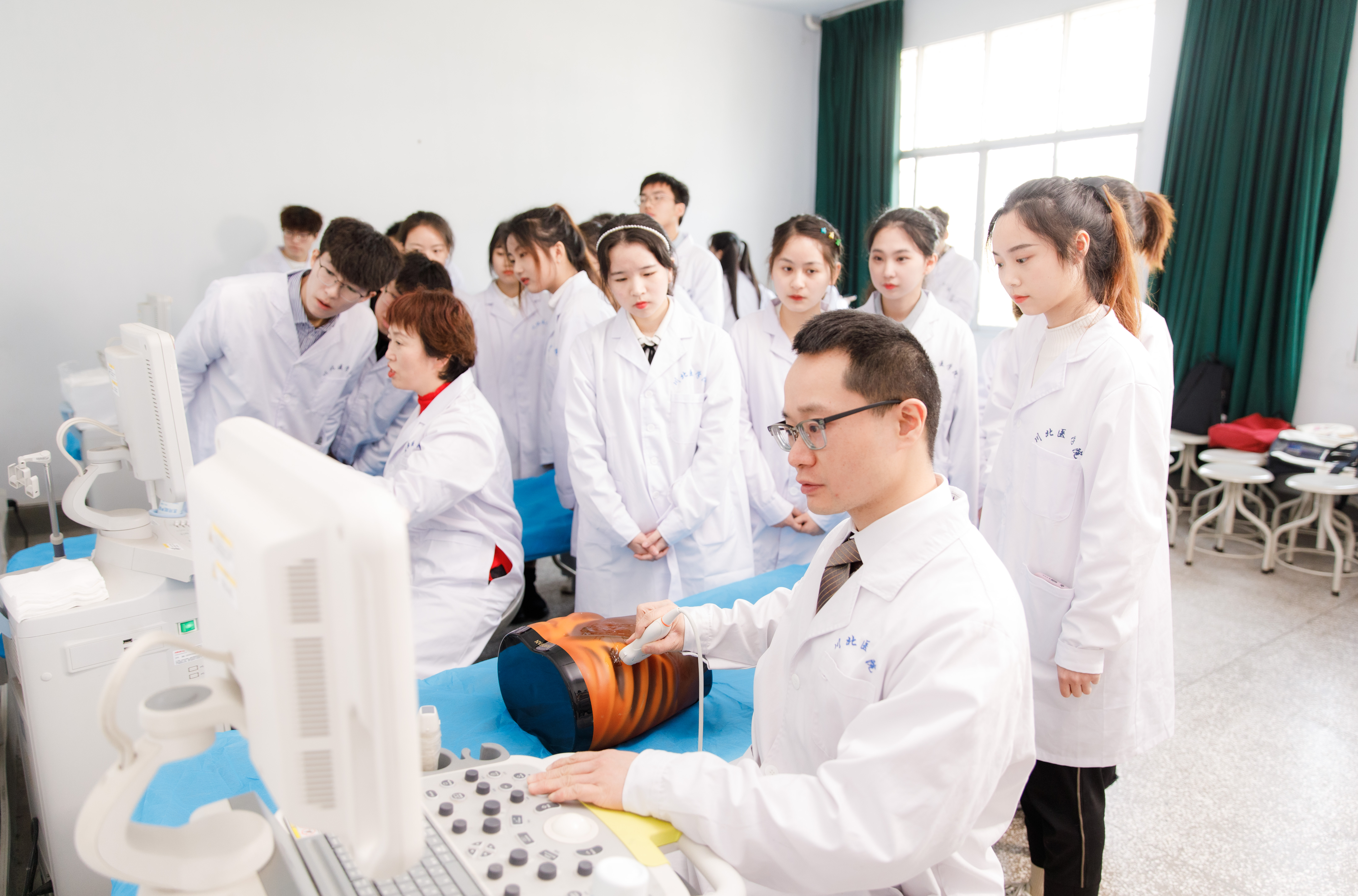 我校顺利通过四川省普通本科高校省级实验教学示范中心检查验收