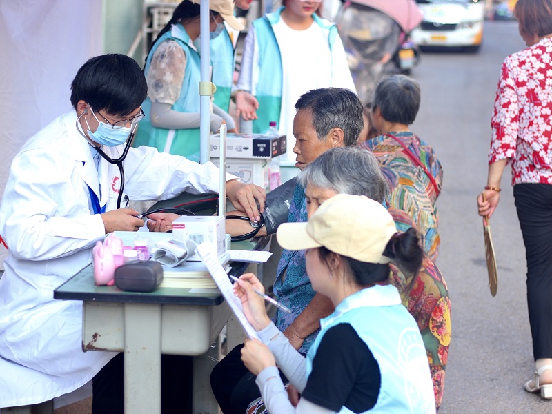 药学院“三下乡”暑期社会实践队伍投身乡村振兴，汇聚支教爱心
