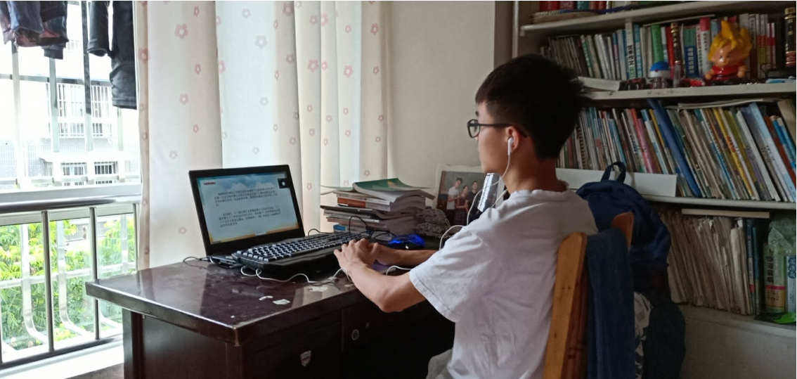 管理学院学生党支部开展学习两会组织生活会