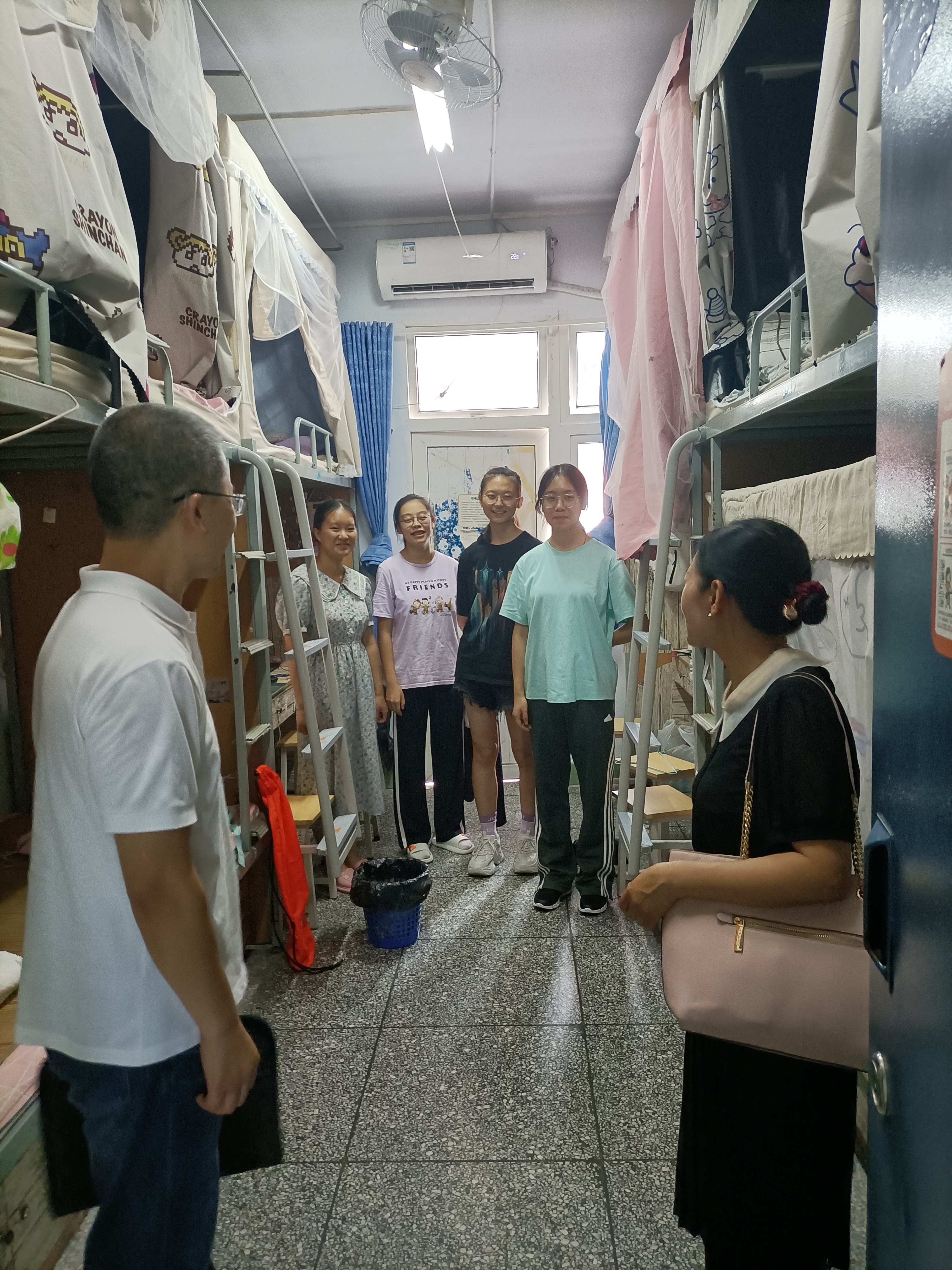 学院领导深入寝室走访慰问新生