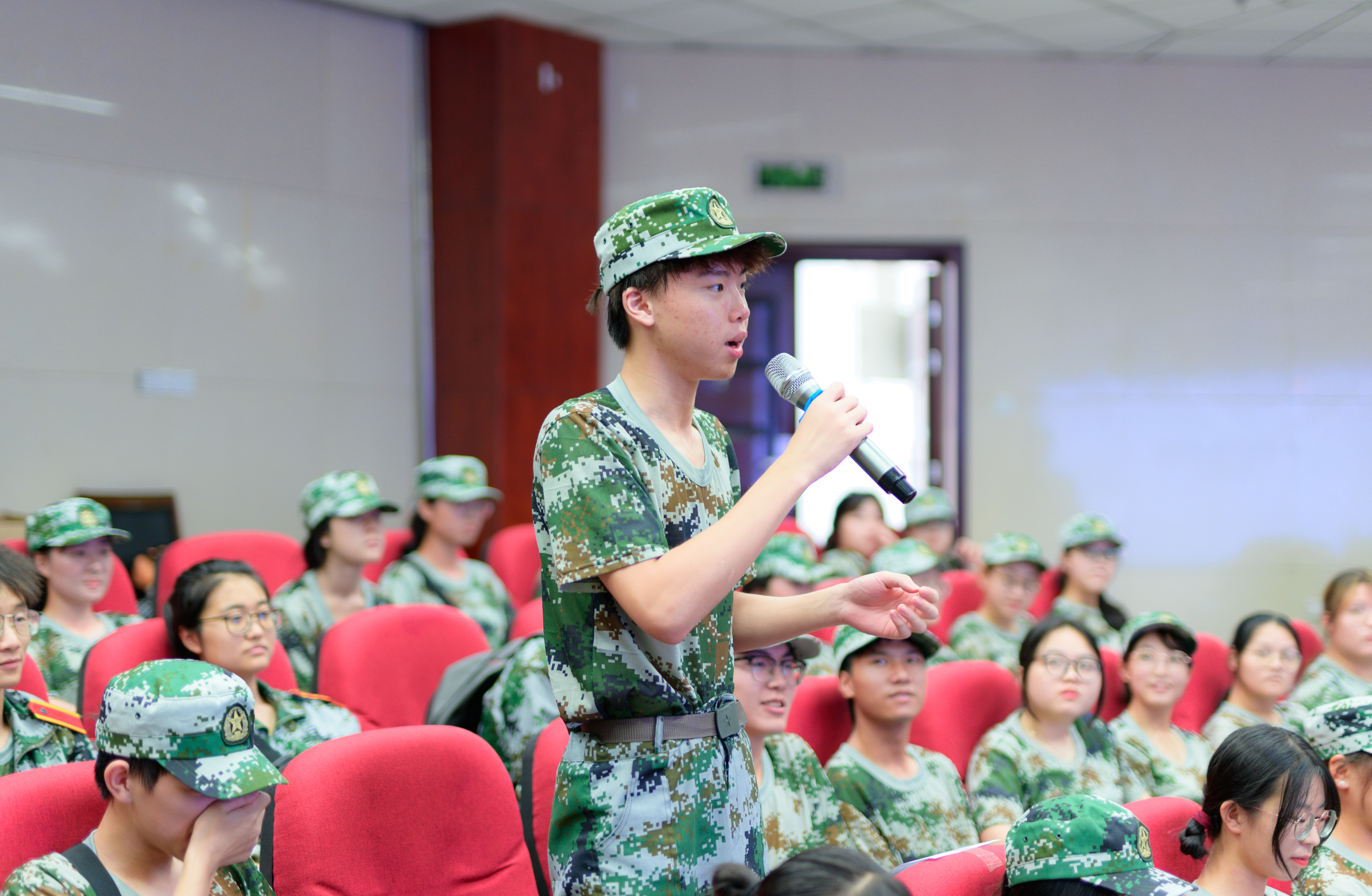 学校举办“护航青春 共建平安”校园安全知识宣传讲座