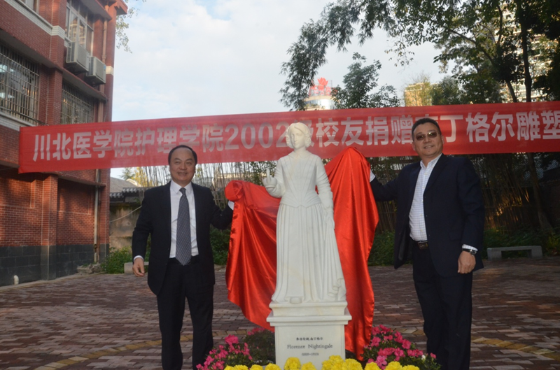 护理先驱南丁格尔雕塑在护理学院落成