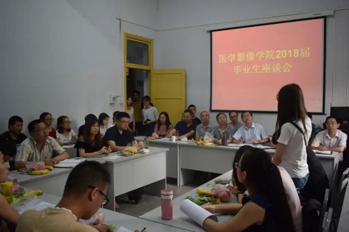 我院举办毕业生座谈会：倾听学生的声音