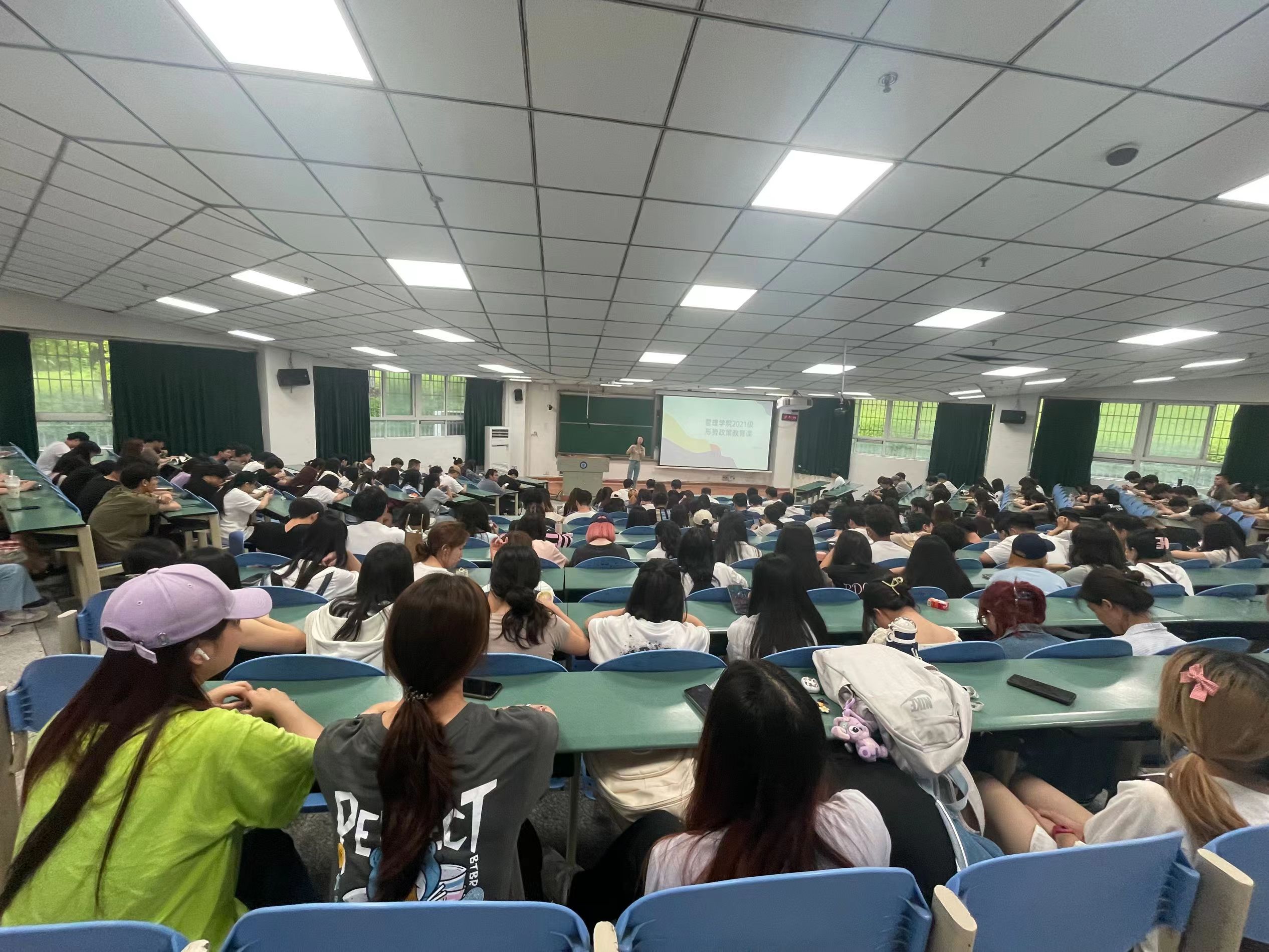 学院开展励志之星和诚信作品宣传