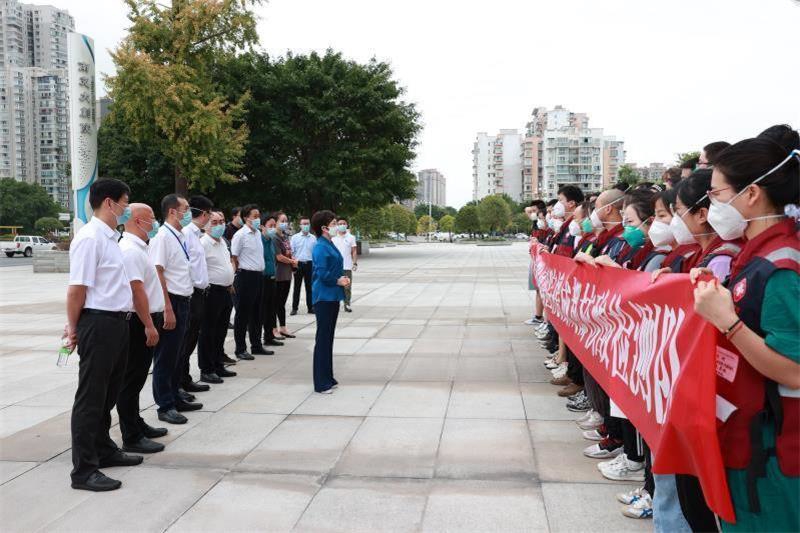 同心抗疫 共克时艰｜披战袍再出征！川北医学院附属医院22名核酸检测队员奔赴成都